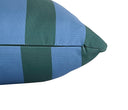 Cojín impermeable Mutis de 50 x 50 cm con diseño a rayas en azul y verde, ideal para interior y exterior.