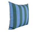 Cojín impermeable Mutis con un diseño a rayas en tonos azules y verdes, ideal para decorar cualquier espacio.