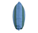 Cojín rectangular con un diseño de rayas en tonos azules y verdes, ideal para complementar tu decoración con estilo. Cojín impermeable Mutis de 50 x 50 cm.