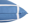 Cojín impermeable Nuquí azul con un diseño geométrico en líneas blancas, ideal para decorar y disfrutar en interiores y exteriores.