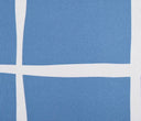 Cojín impermeable Nuquí de 50 x 50 cm con diseño geométrico en fondo azul y patrón de cuadrícula blanca, ideal para decorar tu hogar.