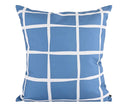 Cojín impermeable Nuquí de 50 x 50 cm con fondo azul y patrón de cuadrícula blanca, ideal para decorar tu hogar.