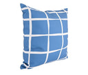 Cojín impermeable Nuquí de 50 x 50 cm con fondo azul y patrón de cuadrícula blanca, ideal para decorar y disfrutar al aire libre.