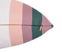 Cojín impermeable Tarido de 50 x 50 cm con diseño a rayas multicolores en tonos rosa, verde y crema, con cierre visible.