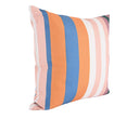 Cojín impermeable Tarido de 50 x 50 cm con diseño a rayas en colores vibrantes como rosa, naranja, azul y blanco.