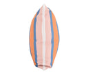 Cojín impermeable Tarido de 50 x 50 cm con diseño a rayas en colores naranja, azul y rosa, con cremallera visible.