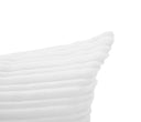 Cojín Navil blanco con diseño texturizado y ribeteado, ideal para decorar tu sofá o cama y añadir un toque acogedor.