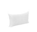 Cojín rectangular blanco con diseño texturizado y aspecto suave, ideal para decorar tu hogar con estilo.