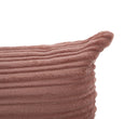Cojín rectangular en color rosa suave con diseño texturizado y bordes redondeados, ideal para decorar tu hogar con estilo.