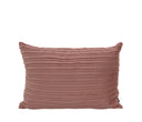 Cojín rectangular rosa con superficie texturizada y bordes redondeados, ideal para decorar tu hogar con estilo y confort.