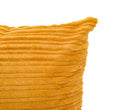 Cojín cuadrado dorado con superficie texturizada y franjas horizontales, ideal para decorar tu hogar con estilo.
