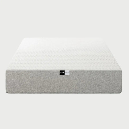 Vista frontal del colchón GAIA Esencial en tamaño King Size; resalta la gran superficie de descanso blanca que contrasta armoniosamente con la base perimetral gris claro.