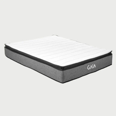 Vista lateral del colchón GAIA donde se aprecia la altura del sistema de resortes y las capas de confort, destacando el borde reforzado en color negro que une la tapa blanca con el lateral gris.