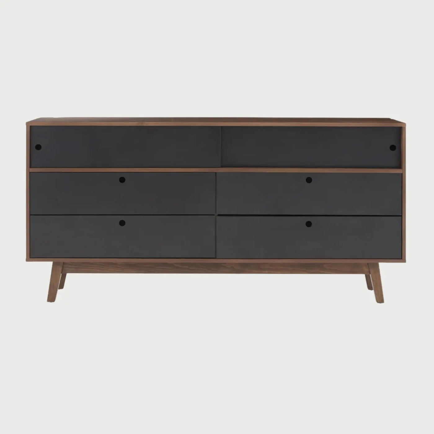 Frontal de la cómoda Evo en acabado nogal con cajones y puertas superiores en color negro mate, destacando los tiradores circulares integrados.