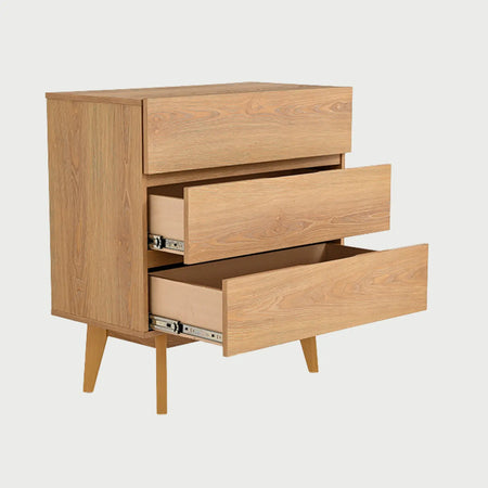 Vista lateral de la cómoda Meztli B beige, mostrando su perfil rectangular y la textura natural de la veta de madera que envuelve todo el cuerpo del mueble.