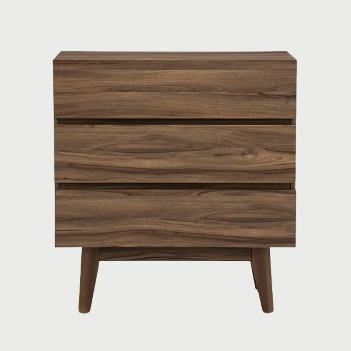 Vista frontal de la cómoda Meztli B en tono café madera, resaltando la veta natural en un acabado más oscuro, con tres cajones amplios y base elevada sobre patas inclinadas.