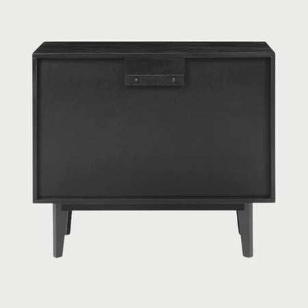 Vista posterior de la cómoda Talitha en acabado negro, exhibiendo una estructura sólida y un acabado uniforme que garantiza estabilidad al colocarse contra la pared.