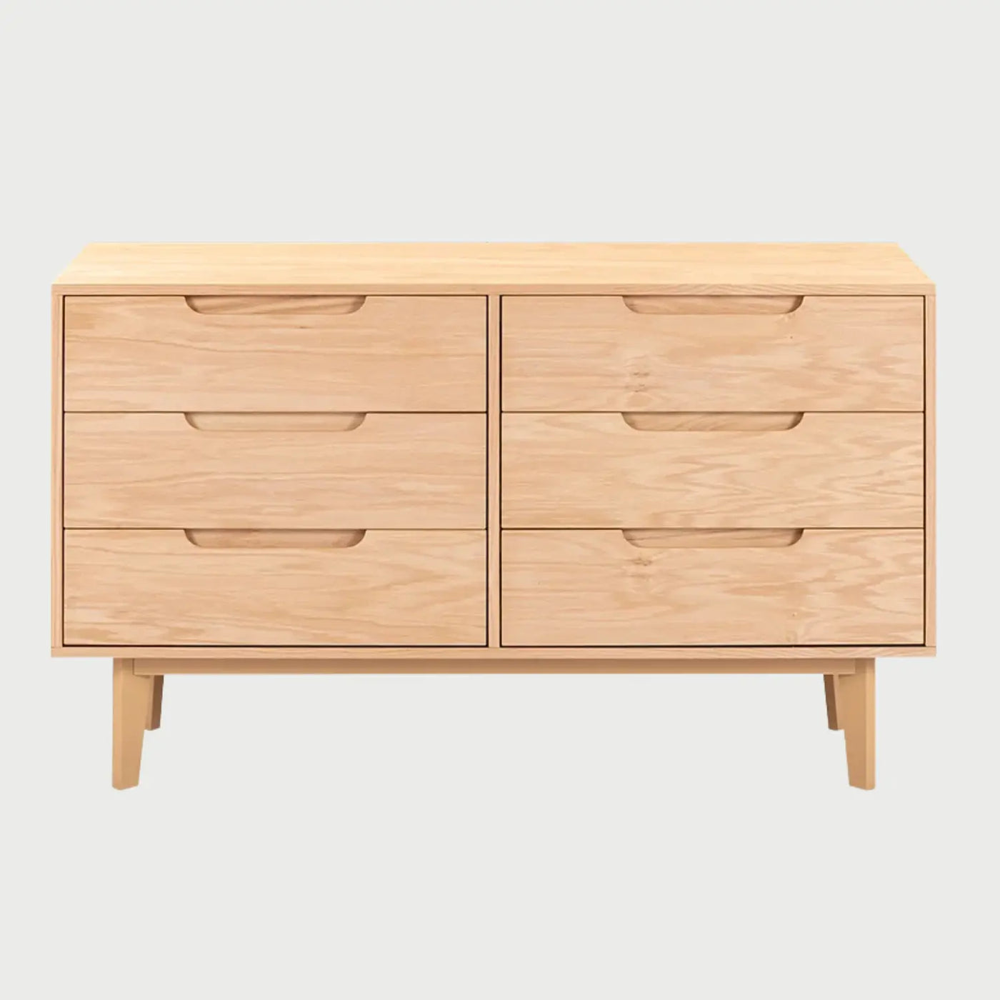 Vista frontal de la cómoda Talitha en acabado beige encino con seis cajones organizados en dos columnas simétricas, tiradores tipo uñero integrados y base de madera sólida.