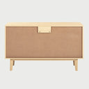 Vista posterior de la cómoda Talitha en color beige, exhibiendo un panel trasero reforzado y la estructura estable de las patas de madera inclinadas.