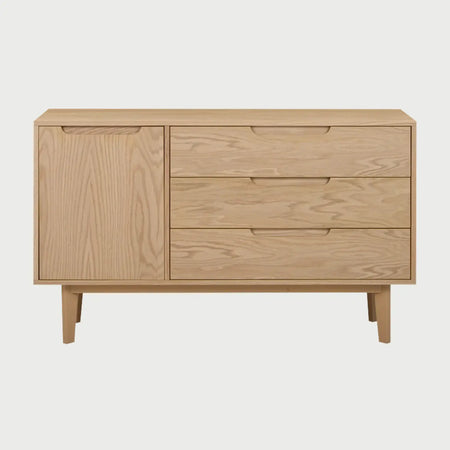 Vista frontal de la cómoda Talitha en acabado beige encino con seis cajones distribuidos simétricamente en dos columnas, tiradores tipo uñero integrados y base de madera sólida.