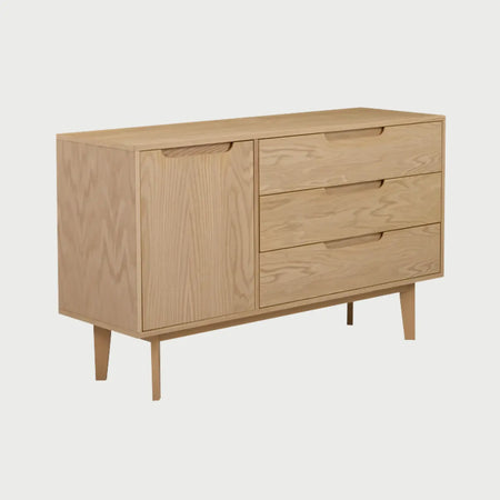 Vista lateral de la cómoda Talitha beige, mostrando el perfil rectangular alargado y la profundidad de los compartimentos diseñada para maximizar el almacenamiento.