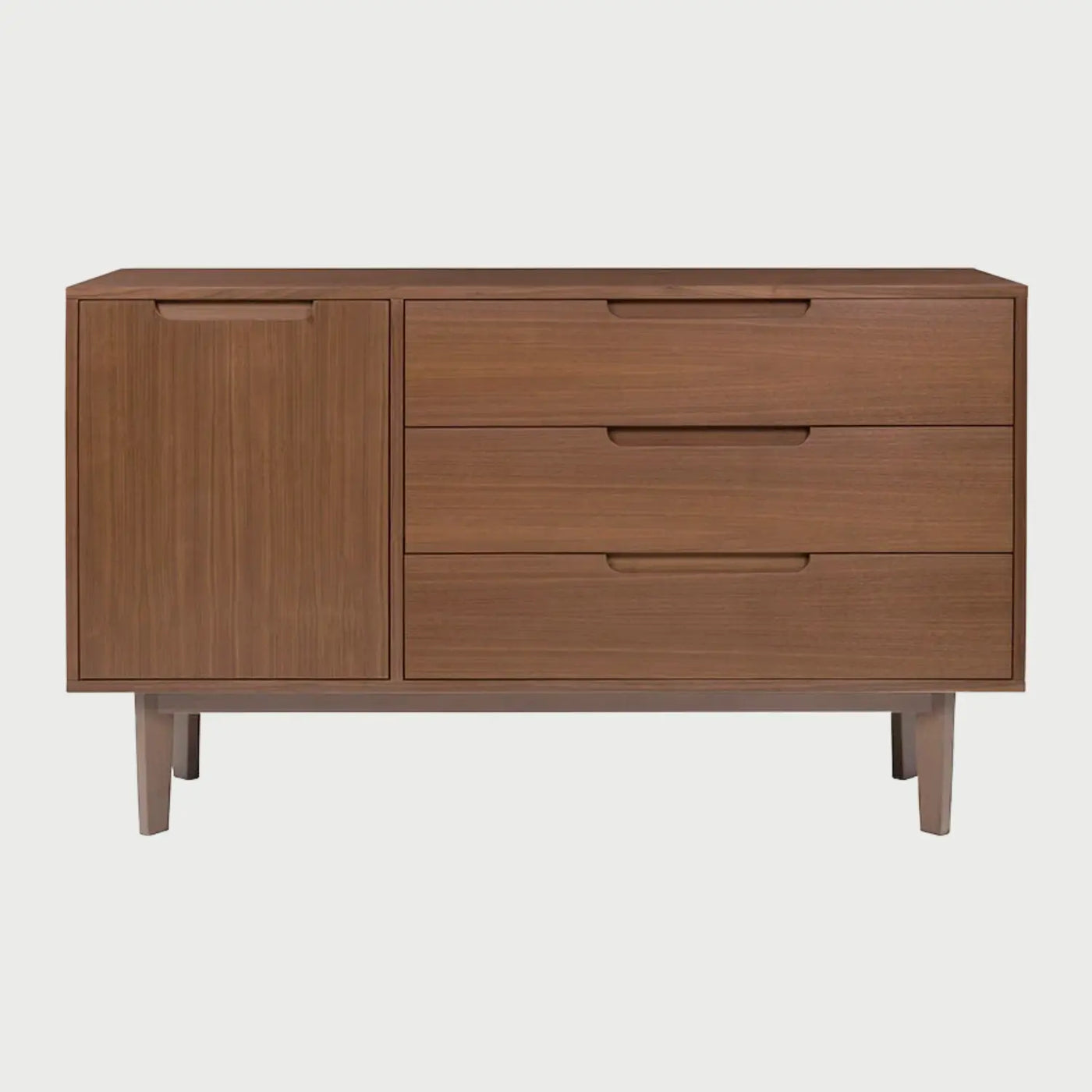 Vista frontal de la cómoda Talitha en acabado madera color café, con una configuración de tres cajones amplios a la derecha y una puerta vertical a la izquierda, todos con tiradores de muesca integrados.