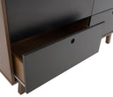 Cómoda Evo de 6 cajones en acabado nogal, con un diseño moderno y práctico, mostrando un cajón parcialmente abierto.