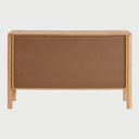 Vista posterior de la credenza Akari de 120 cm, exhibiendo un acabado limpio y uniforme en madera de encino, ideal para delimitar espacios o colocarse contra la pared.