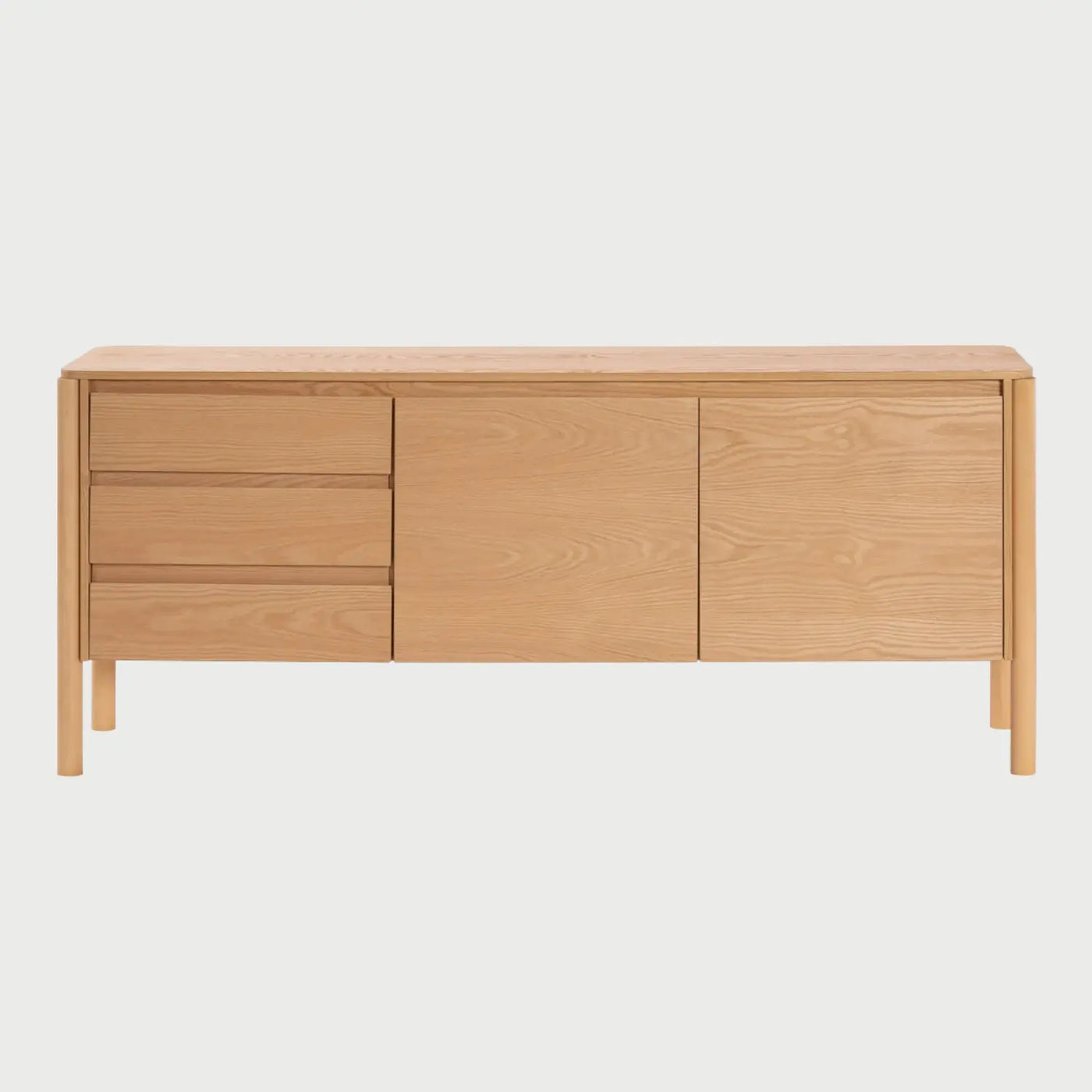 Vista frontal de la credenza Akari de 180 cm en acabado encino beige, con una configuración de tres cajones a la izquierda y dos puertas amplias a la derecha, con frentes lisos y apertura integrada.
