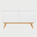 Vista posterior de la credenza Cuauhtémoc en blanco, exhibiendo un panel de respaldo sólido que asegura la integridad estructural del mueble de gran formato.