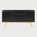Vista frontal de la credenza Cuauhtémoc en color negro, resaltando el relieve dinámico de sus frentes y la base de madera clara que aporta ligereza visual.