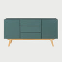Vista frontal de la credenza Cuauhtémoc en acabado verde mate, destacando la simetría de sus compartimentos biselados y el contraste con las patas de madera natural.