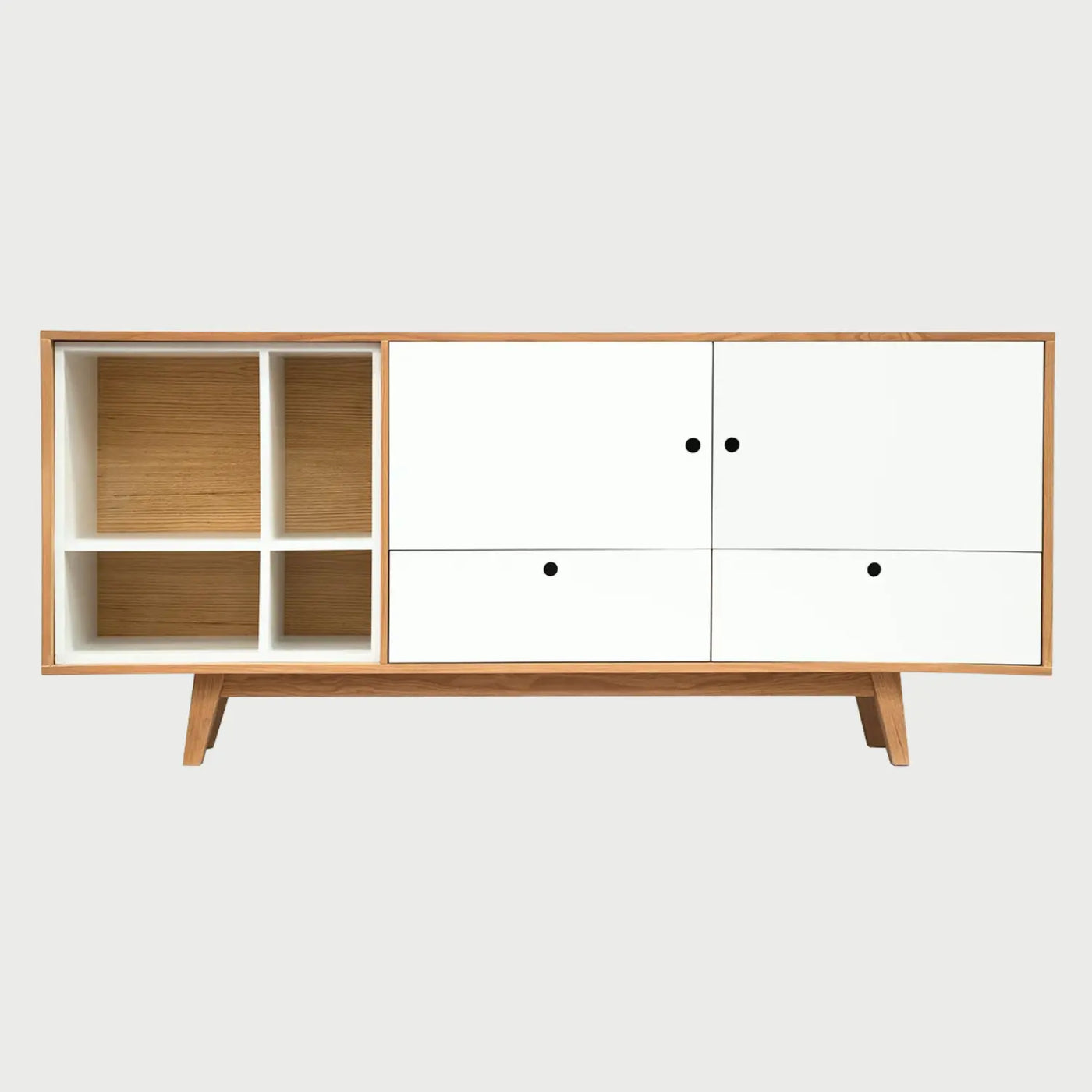 Frontal de la credenza Evo en madera clara con frentes de cajón, puertas y librero superior en color blanco mate, manteniendo los tiradores circulares tipo uñero.