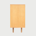 Panel posterior sólido en acabado madera que garantiza la estabilidad de este mueble modular de gran formato.