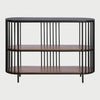 Vista frontal de la credenza Loreta de 122 cm con estructura metálica negra de barras verticales y dos repisas de madera en acabado café nogal, con diseño de extremos semicirculares.