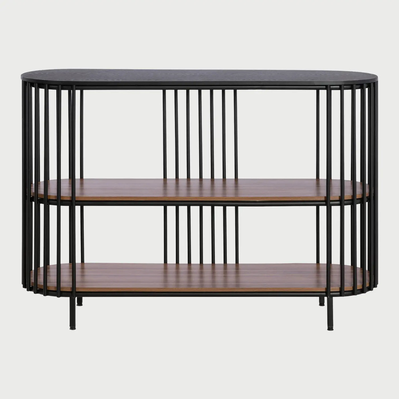Vista frontal de la credenza Loreta de 122 cm con estructura metálica negra de barras verticales y dos repisas de madera en acabado café nogal, con diseño de extremos semicirculares.
