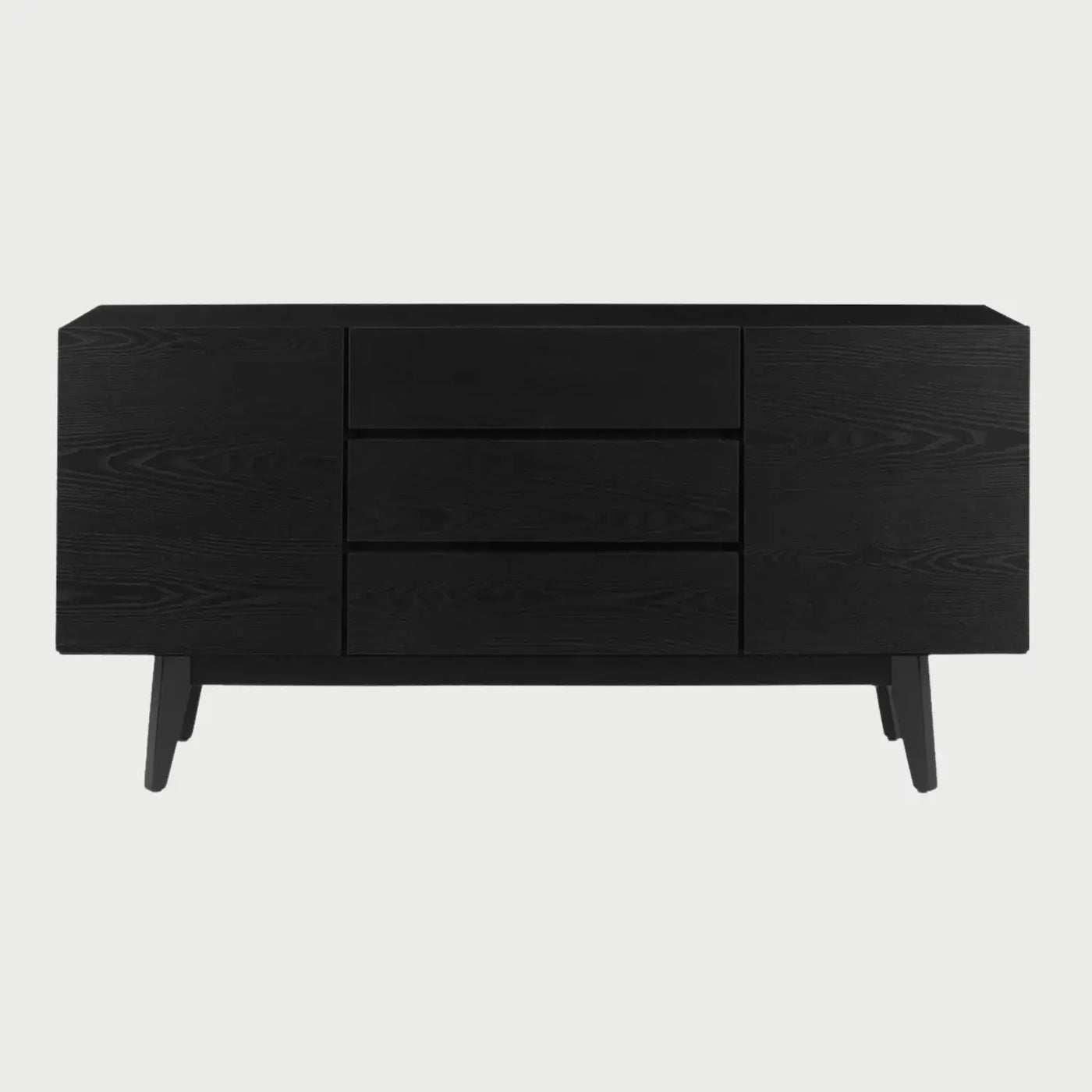 Vista frontal de la credenza Meztli B en acabado fresno negro, con tres cajones centrales y dos puertas laterales de frentes lisos, apoyada sobre una base de madera negra con patas angulares.