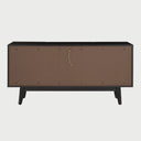 Vista lateral de la credenza Meztli B negra, mostrando el perfil de su estructura rectangular y la textura de la veta de madera que resalta bajo el acabado oscuro.