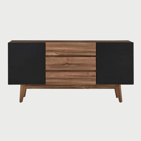 Vista frontal de la credenza Meztli B con cuerpo y cajones centrales en acabado nogal, flanqueados por dos puertas laterales en color negro mate, sobre una base de madera coordinada.