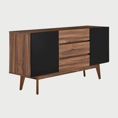 Vista de perfil de la credenza Meztli B, mostrando la profundidad del cuerpo en nogal y el contraste visual entre la veta de la madera y el acabado negro de los paneles frontales.