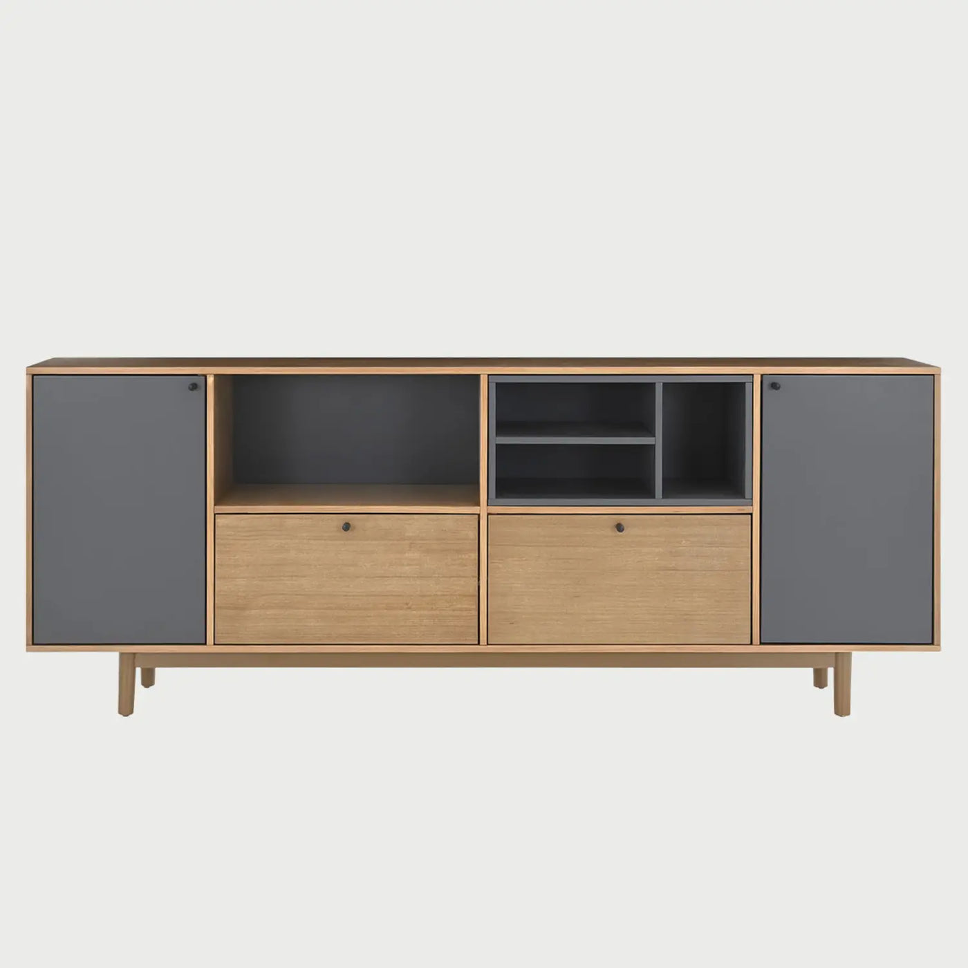 Vista frontal de la credenza Neo de 200 cm con estructura en acabado café madera, frentes de cajones en madera natural y dos puertas laterales en color gris carbón, incluyendo nichos abiertos para organización.