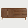 Vista frontal de la credenza Talitha en tono café; destaca la calidez de la madera y el diseño ergonómico de los tiradores de muesca en puertas y cajones.