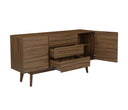 Vista frontal de la credenza Meztli B en tono café encino, resaltando la veta natural de la madera en sus tres cajones centrales y amplias puertas laterales sin tiradores externos.