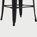 Primer plano del acabado en pintura electrostática negra del banco Tolix industrial.