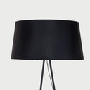 Lámpara de pie Oyamel con diseño minimalista y base de trípode en color negro, ideal para iluminar cualquier espacio.
