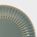 Detalle del borde decorativo del plato para ensalada Acocota con líneas radiales