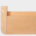 Detalle de ensamble en madera de base de cama king size Sei Natural