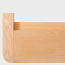 Detalle de ensamble lateral en madera natural de base de cama matrimonial Sei