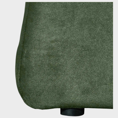 Detalle de la pata y base de la cama Eugenia GAIA tapizada en color verde