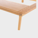 Detalle de pata en madera natural de base de cama king size Sei
